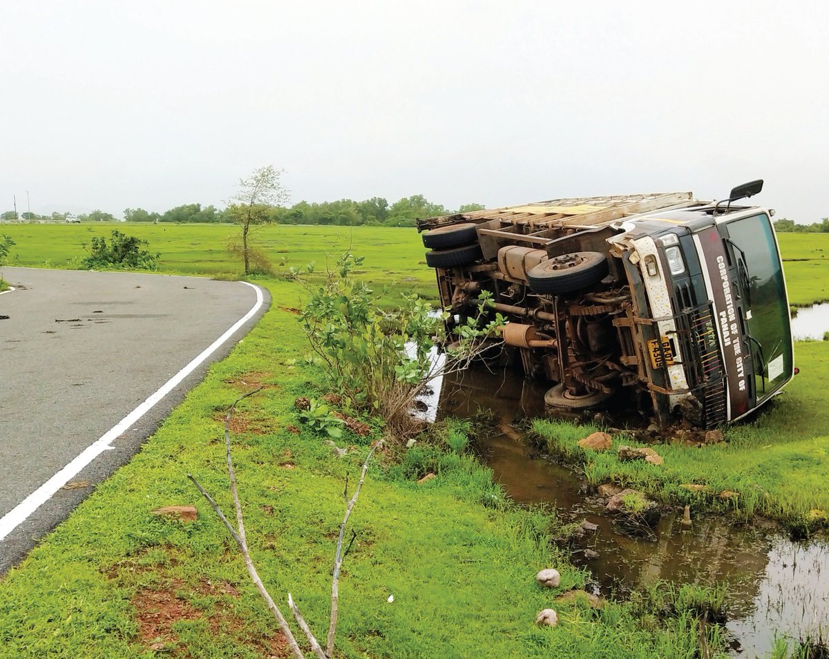 thegoanonline's tweet photo. QUITOL TRAGEDY: A Corporation of the City of Panaji truck which was transporting cattle has fallen on its side at Quitol in Quepem.

#QuitolTragedy #CCPTruck #GoaCCP https://t.co/d6XcE9SRZe