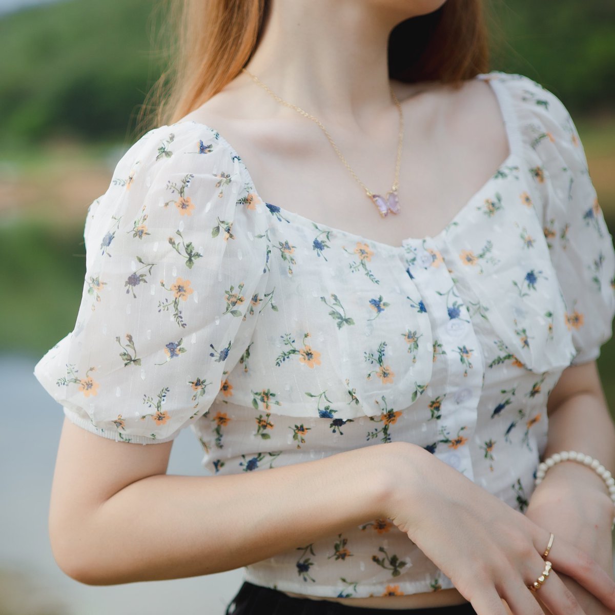 พร้อมส่ง

Mosaic floral crop top💐
เสื้อครอปผ้าโปร่งสีขาว ลายดอกไม้
เป็นทรงแขนพองกระดุมหน้า
ผ้าด้านหลังยืดได้ค่า
รายละเอียด
Size : อก/เอว/ความยาว 
S : 33/25/16 (นิ้ว)
M : 34.5/26.5/16.5 (นิ้ว)
price : 380 บาท