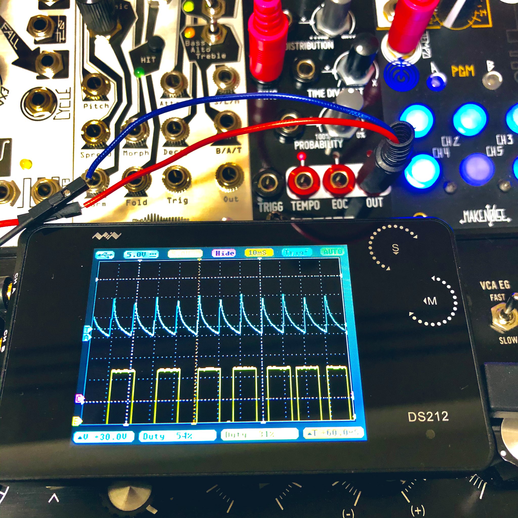 Astrosonic ポケットサイズのデジタルオシロスコープで波形観測 スマホより小さいサイズで2ch同時に測定できるのは便利だけれど 小さな回転ダイヤル2つでメニューを呼び出して電圧スケールや時間軸などの設定を変えるのは結構面倒