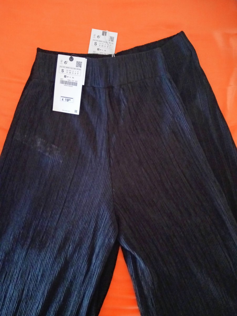PatsLv's tweet photo. Misma tienda, mismo estilo de pantalón y misma talla, pero 6cm de diferencia entre uno y otro... Otra prueba más de la necesidad de unificar las tallas! https://t.co/B2INhqkM3X