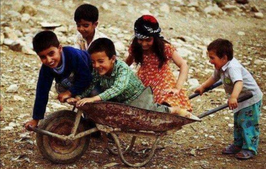 Herhangi bir çocuğa ;
Şehvet duymak,
Konu ne olursa olsun alet etmek,
İşkence etmek,
Ötelemek,
Hakaret etmek,

Şerefsizliğin, karaktersizliğin, adiliğin taa kendisidir...

Çocuklar masumdur bırakın çocuk kalsınlar 
#Wayfair
#pazartesi
#wayfairscandal
#warfair