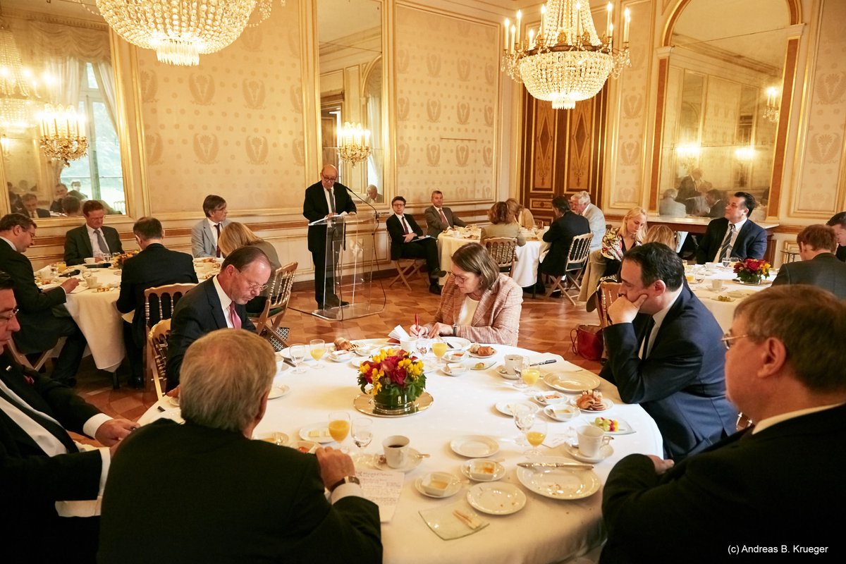 AllemagneDiplo's tweet photo. En présence de ses homologues européens, l’ambassadeur #Amb_NML🇩🇪 a eu l’honneur d’accueillir vendredi le MEAE🇫🇷 @JY_LeDrian. Merci pour l’excellente discussion sur la présidence allemande de l’#UE et sur les défis qui nous attendent #tousensemble🇪🇺 #EU2020DE https://t.co/eVTUhxqTb8