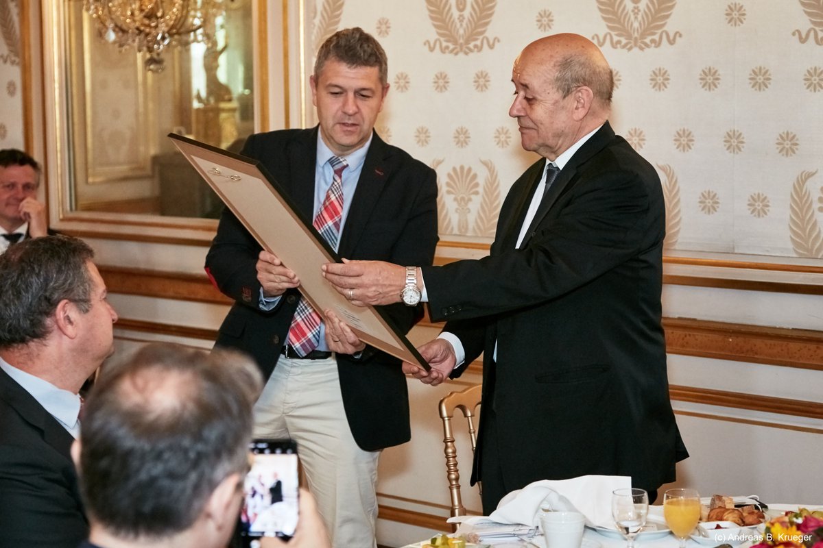 AllemagneDiplo's tweet photo. En présence de ses homologues européens, l’ambassadeur #Amb_NML🇩🇪 a eu l’honneur d’accueillir vendredi le MEAE🇫🇷 @JY_LeDrian. Merci pour l’excellente discussion sur la présidence allemande de l’#UE et sur les défis qui nous attendent #tousensemble🇪🇺 #EU2020DE https://t.co/eVTUhxqTb8