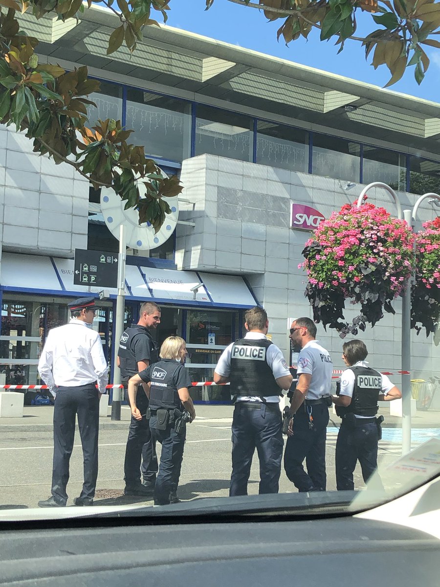 PoodleFr's tweet image. Gare de Tarbes, baggage abandonné! Pas de trains #gare d’état es