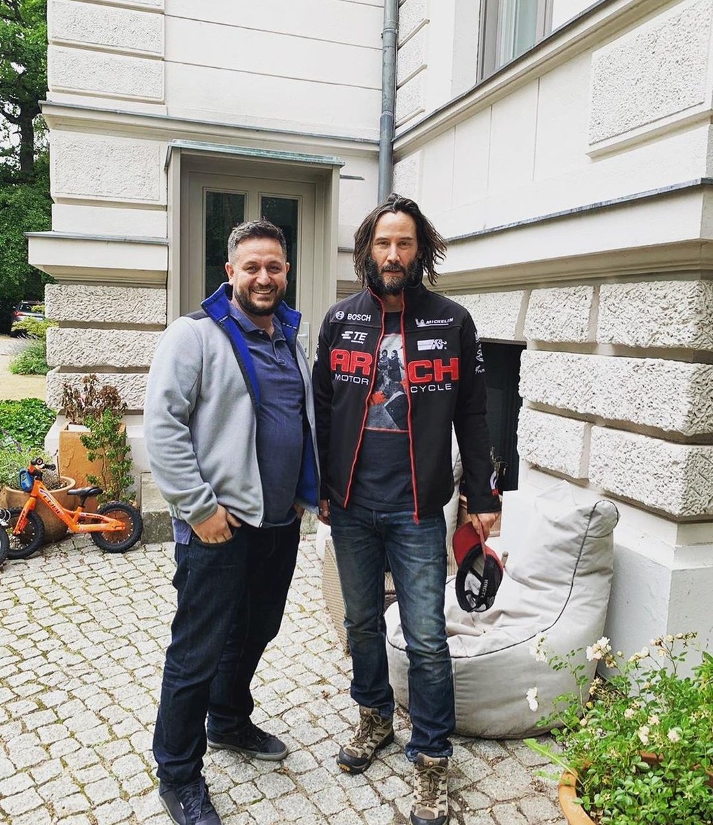Keanu_TheClub's tweet photo. Thanks for sharing henz_bau onnIG #keanureeves #matrix4 #thematrix4 #keanureevesfans #projecticecream https://t.co/RgIATYDtpV https://t.co/9S54ZxFiMe