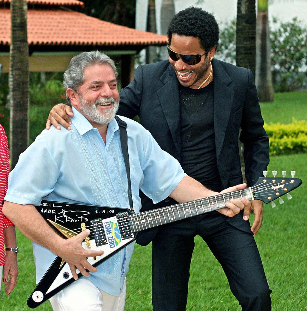 Feliz #DiaDoRock! 🤘 

[📷: <a href="/LulaOficial/">Lula</a> recebe de Lenny Kravitz guitarra para ser leiloada em favor do programa #FomeZero / Ricardo Stuckert]