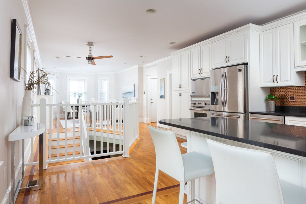 charlesgate's tweet photo. Absolutely gorgeous 1,700 sqft duplex condo in South Boston! 3+ bed, 2.5 bath, with ample living and dining space, gas fireplace, bay window, crown mouldings, and Viking gas cooking. $999,000

https://t.co/aepmqMpUCg https://t.co/BHBbGb2NID