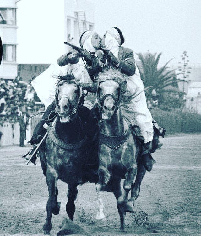 AAlouen's tweet photo. L’image du jour
#faites_lamour_pas_la_guerre
#folklore_algerien #cavalier
#baiserdamour
#alouen #lgbtqia #algay
#algerie #dz
صورة اليوم
#الفلكلور #وعدة #الخيالة #الحب_ماشي_الحرب
#ألوان #مجتمع_الميم_عين #الجزائر #قبلة_الحب https://t.co/EBEB9OfD35