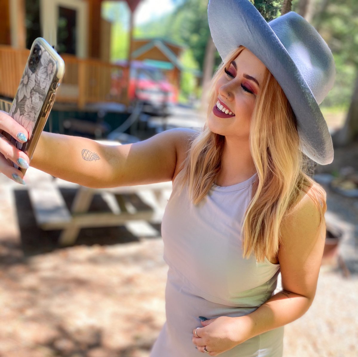 moe_joe13's tweet photo. Get you a friend like @ChyannaLynn. Bitch really took this photo while I was trying to find good light.. https://t.co/4gxOGmYHZa