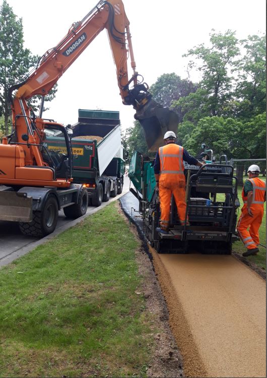 KWS_Infra's tweet photo. Denk jij bij asfalt aan een grijszwarte emulsie, die niet past binnen een monumentaal stadspark? Dan hebben we nieuws voor je! In Apeldoorn brachten we asfalt aan met een specifieke, natuurlijke kleur, waardoor het fietspad aansluit bij het park.

#KWSmaakthet #gekleurdasfalt https://t.co/f0jQoGktFu