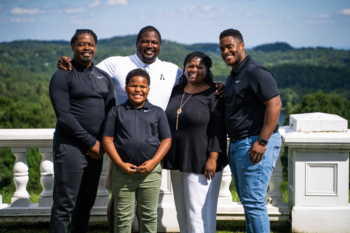 CortBraswell's tweet photo. "When all the dust is settled, and all the crowds are gone, the things that matter are faith, family, and friends." #FamilyMatters #BooneGoons https://t.co/0bG1XTeq5d