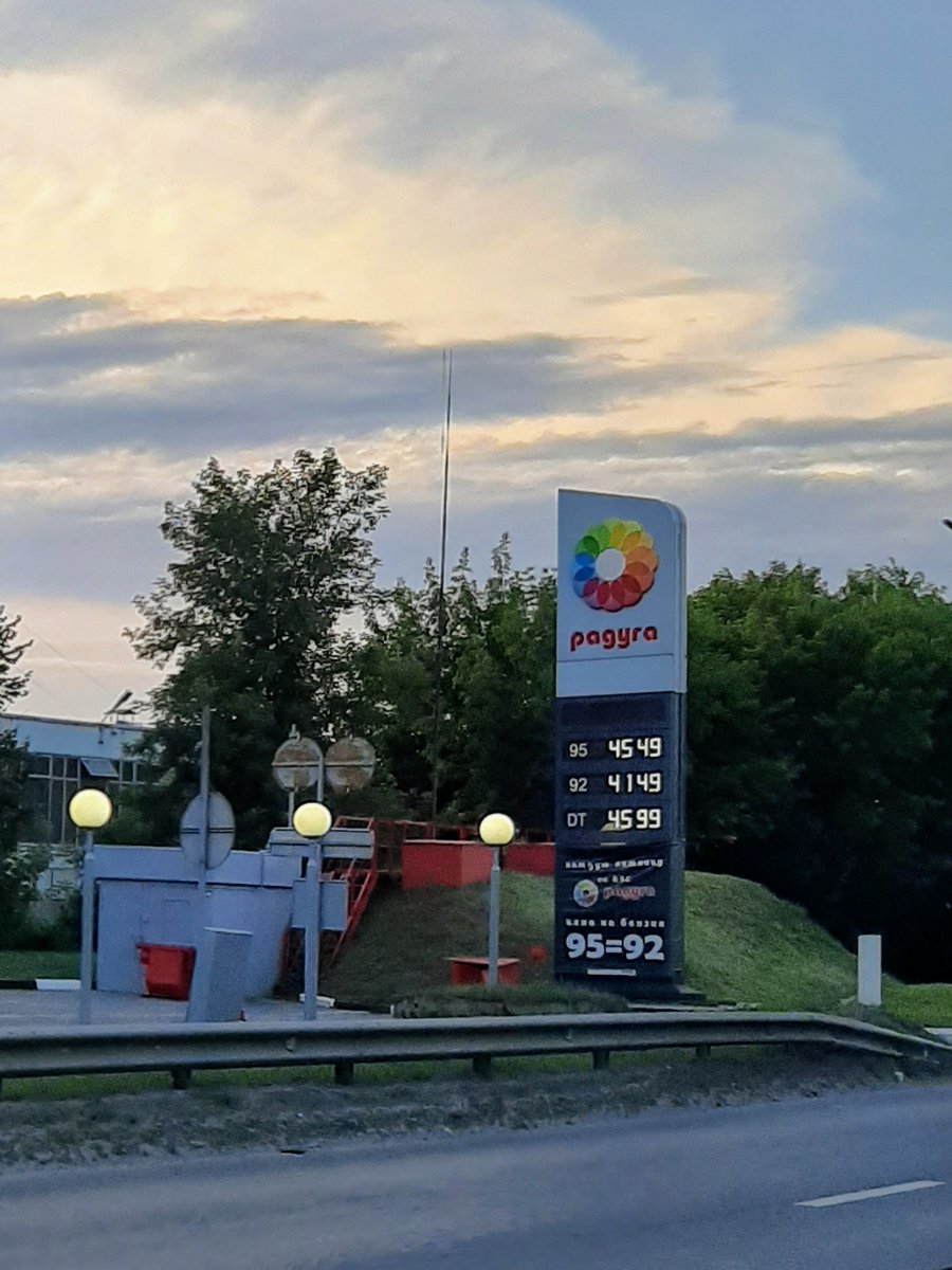 Пропагандирует... СК РФ уже выехал на эту бензоколонку #радуга #пропаганда