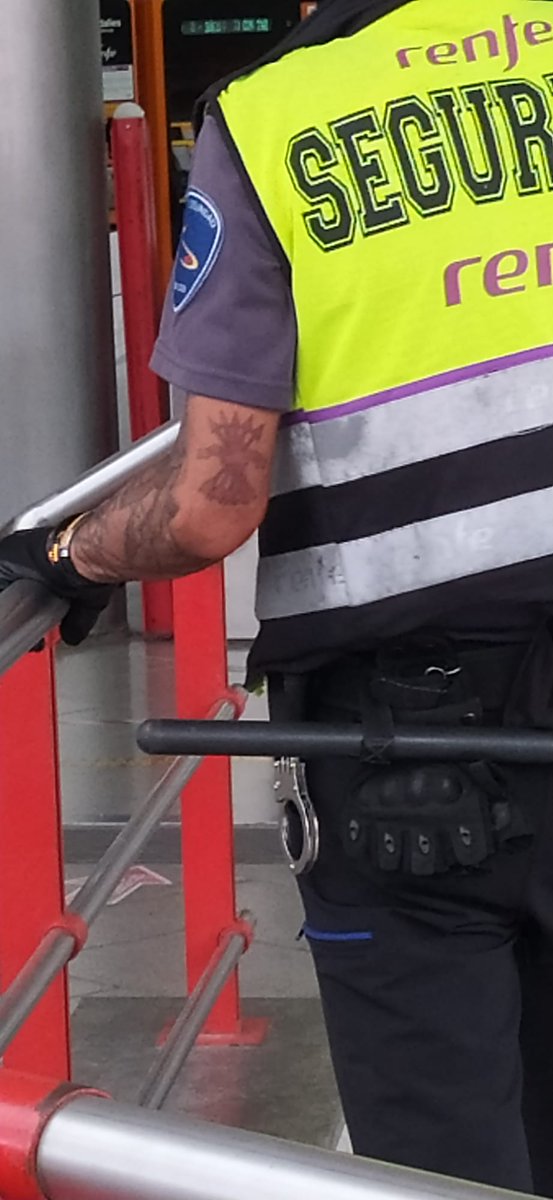 🔴 Aquí teniu el vigilant de seguretat de <a href="/Renfe/">Renfe</a> a l'estació d'Hospitalet de Llobregat.

Tatuatge de la falange i bandera d'Espanya a la porra i la mascareta.

Després pasa el que pasa <a href="/rodalies/">Rodalies Catalunya</a> quan aquesta xusma agredeix impunement a viatgeres pel seu color de pell.