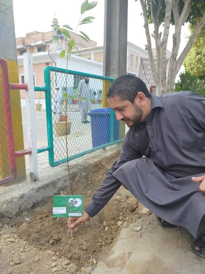 TimeDigitalOff's tweet photo. وزیر اعظم پاکستان 🇵🇰 سر عمران خان کی سوچ " کلین اینڈ گرین پاکستان" 🇵🇰کے بینر تلے احسن اسلم (یوتھ رہنما)، ٹیم "اپنی مدد آپ" کے چند ممبران اور پشاور چائلڈ پروٹیکشن کے ادارہ " زمنگ کور " کے سٹاف کے ساتھ مون سون کی پہلی شجرکاری کا آغاز ۔
ان شاءاللہ کلین اینڈ گرین پاکستان🇵🇰
#teamcwi https://t.co/ED0jeQgKZJ