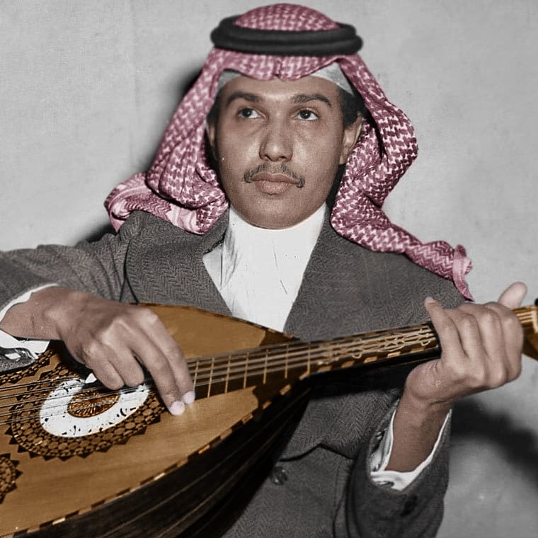 #محمد_عبده

أستِمع للوَتر ألحَـان تِسجـي وتِسحِـر
مِثل نُطق البَشر بَل إنَّهـا مِنـه أعجـب