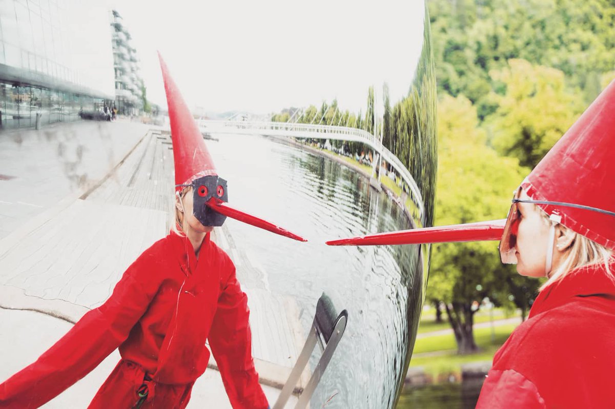 Møtte Fuglevokteren i dag, som advarer om at vi snart må pollinere blomstene våre med droner dersom vindkraftutbyggingen får fortsette. #frilansliv #reportasje