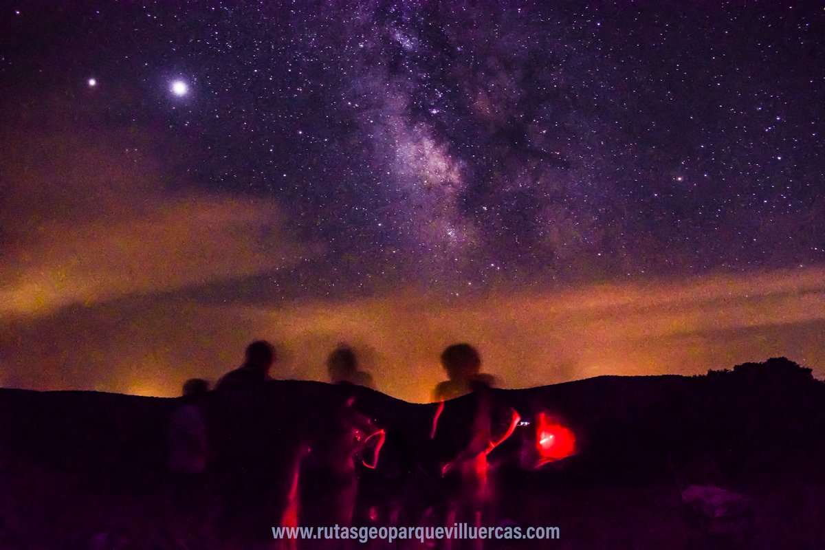 El sábado pensamos que las nubes no nos dejarían disfrutar del cielo. Pero al final la noche abrió y disfrutamos con una gran familia de nuestra actividad "la dehesa bajo un manto de estrellas"
#muchoquedisfrutar #ecoturismo #slowtravel #astroturismo <a href="/FundStarlight/">Fundación Starlight</a>