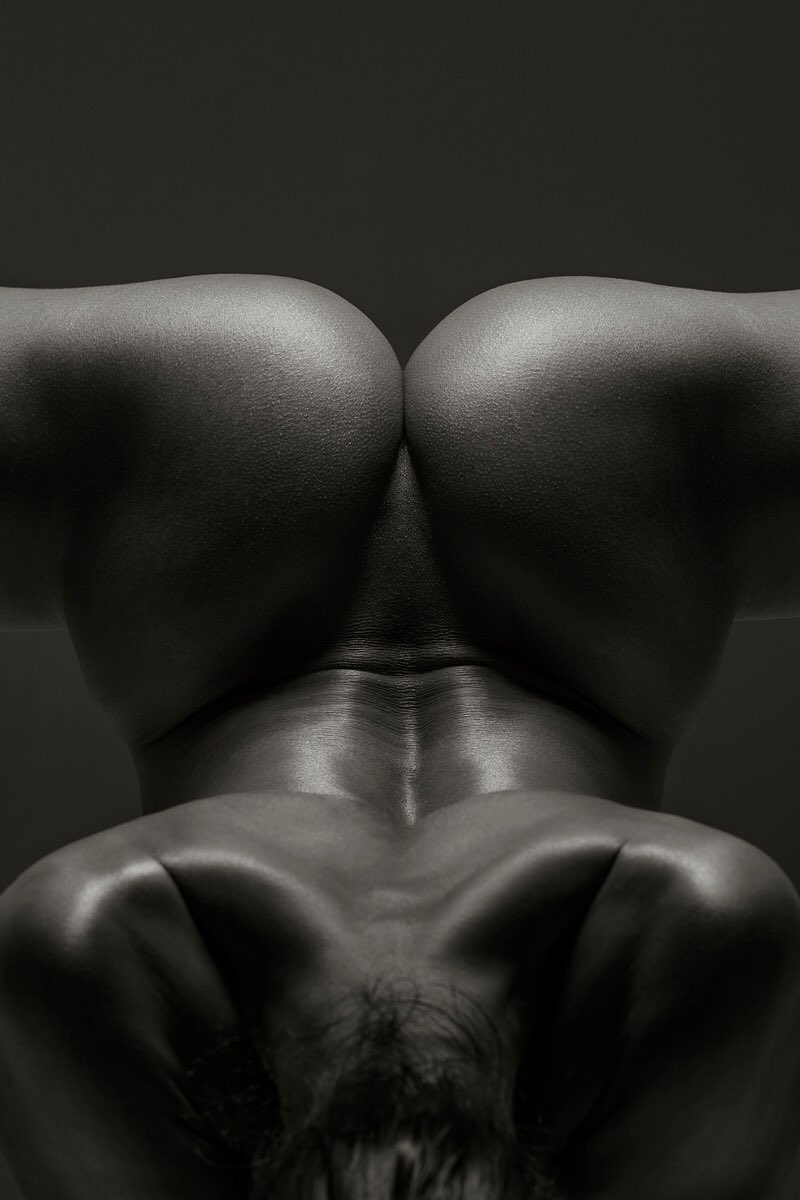 laetitia_model's tweet photo. ✨It’s all about curves...😜✨⠀
.⠀
📸 IG _andrebrito_ taken during my stay in #Porto #Portugal 🇵🇹 
.⠀
🖤Loving my posts? Wish to see my exclusive ones? 

➡️ https://t.co/MyboH0eiUW
.⠀
.⠀
#bodyscape #bodypart #crop #curves #fineart #bnw #andrebrito #abrito #laetitiamodel https://t.co/mO3VVDI4t1