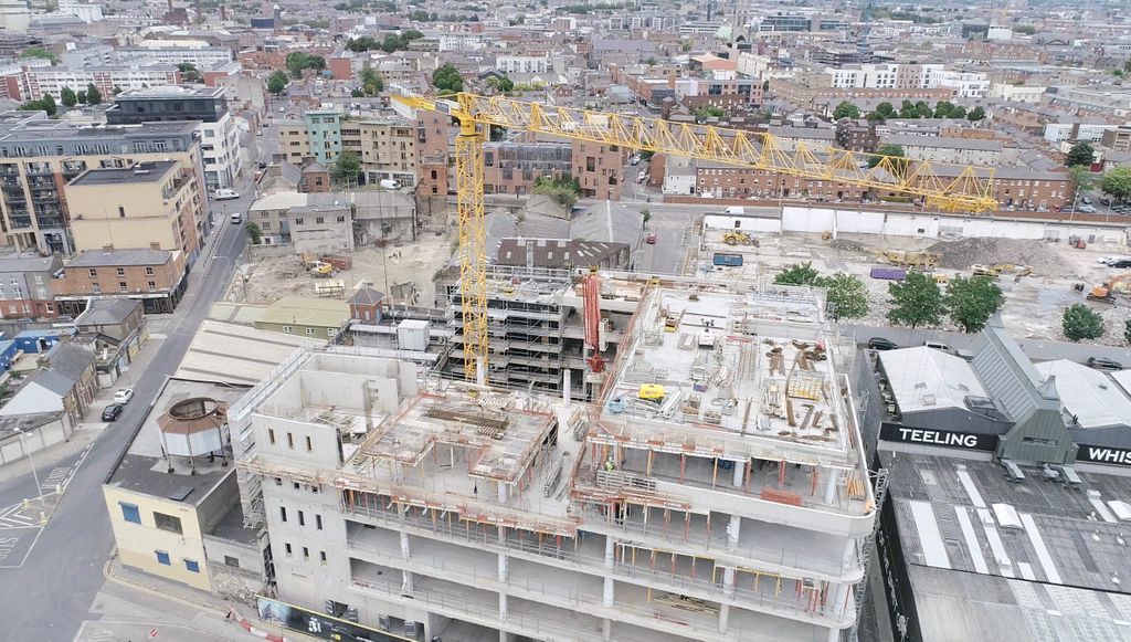 macgroupcom's tweet photo. The only way is up! 

Impressive drone shot showing the progress at #TheEightBuilding site. 

Great work by our site team at Newmarket Square, Dublin 8 project. 

#TEAMmac #LoveConstruction #DublinOffice @CBRE_Ireland @CushWake @reddyarch https://t.co/lleYUxY4AK