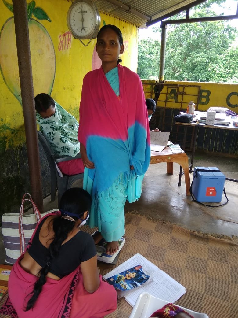 WcdNarayanpur's tweet photo. नक्सल प्रभावित ओरछा के सुदूर जंगलों के आंगनवाड़ी केंद्रों में गर्भवती महिलाओं का वजन मापकर, गर्भावस्था संबंधी उचित परामर्श आंगनवाड़ी कार्यकर्ताओ�� के द्वारा दिया जा रहा है।
 @MinistryWCD @WCDCgGov @NarayanpurDist @HealthCgGov @MoHFW_INDIA @NITIAayog @ChhattisgarhCMO @SPreraks https://t.co/YZorIzmjvw