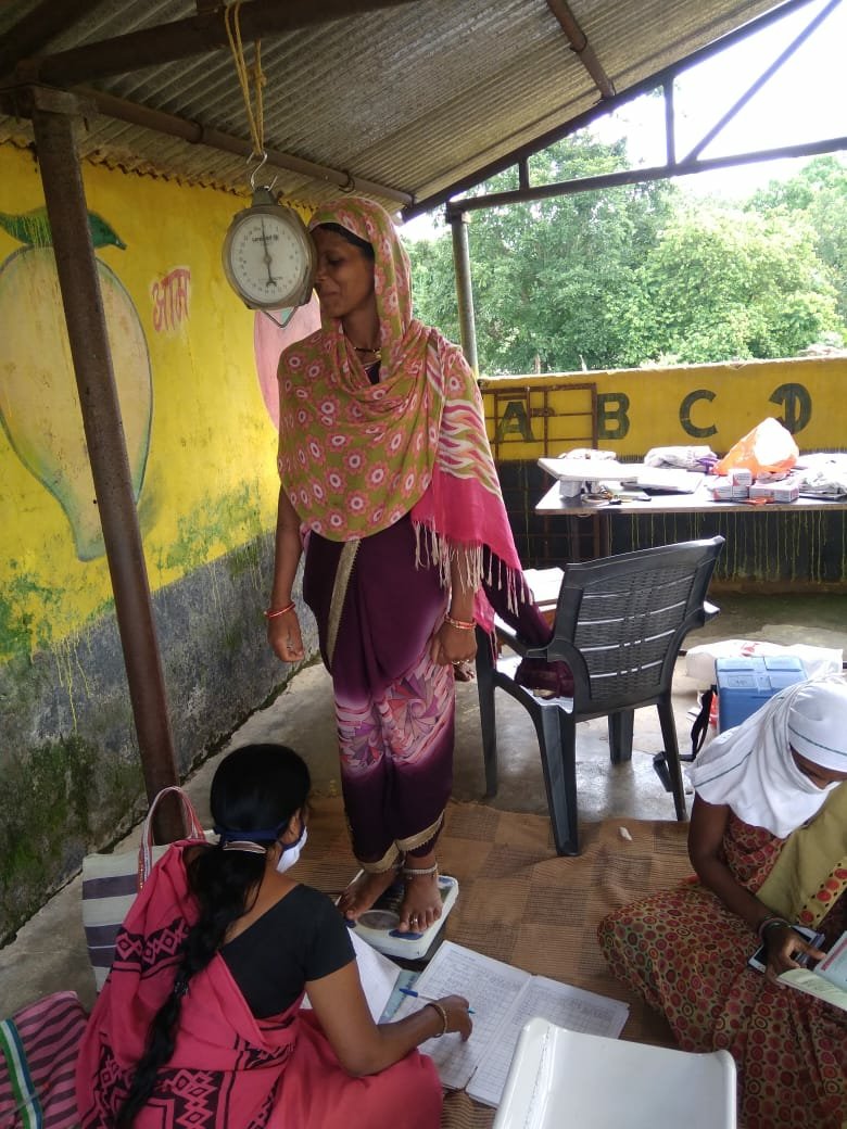 WcdNarayanpur's tweet photo. नक्सल प्रभावित ओरछा के सुदूर जंगलों के आंगनवाड़ी केंद्रों में गर्भवती महिलाओं का वजन मापकर, गर्भावस्था संबंधी उचित परामर्श आंगनवाड़ी कार्यकर्ताओ�� के द्वारा दिया जा रहा है।
 @MinistryWCD @WCDCgGov @NarayanpurDist @HealthCgGov @MoHFW_INDIA @NITIAayog @ChhattisgarhCMO @SPreraks https://t.co/YZorIzmjvw