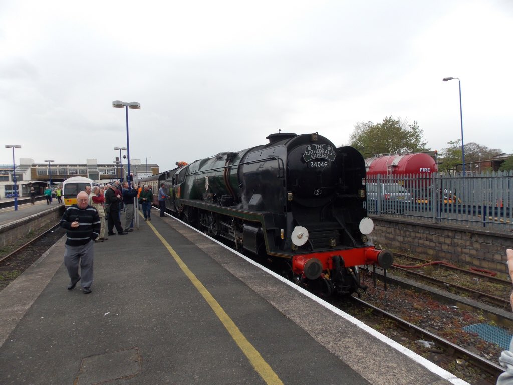 loypass_SCCar's tweet photo. #TurnbackSlideing 🚂 She's the first off the blocks for mainline steam's comeback... and led my first local charter. 34046 Braunton pauses at Banbury on the charter in question - destination: a wet and windy Stratford.
23 Apr 2014. @Steam_Dreams #cathedralsexpress #bulleid https://t.co/7sTHLeWlGn