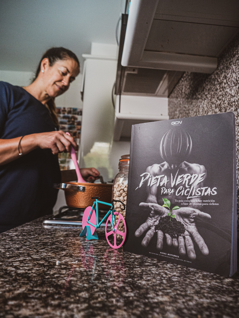 Mayalen ya ha recibido el libro de Dieta Verde para Ciclistas y no ha tardado ni un momento en ponerse manos a la masa. 

¿Qué estará preparando? 

Si quieres hacerte con el tuyo gcn.eu/3M6

#recetas #DietaVerde #plantbased #ciclismo