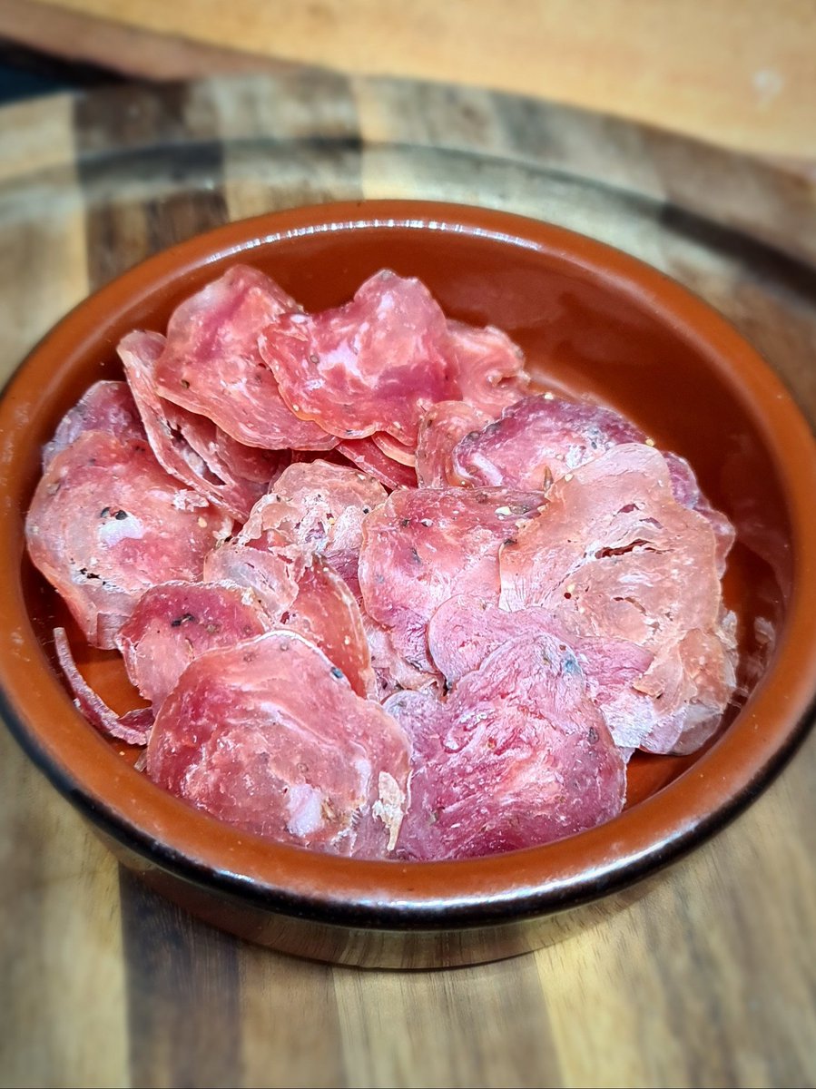 BarFoodPundit's tweet photo. I've said before that I do love the delicious & perfectly seasoned #Snackingham from @SeriousPig
& it's even better when washed down with some #damnfine Donegal Lager from @KinnegarBrewing
#Sláinte
#ClubSeriously
#drinkirish #drinklocal
#SupportSmallBusiness
@BarFoodPundit https://t.co/zqee6l0bZZ