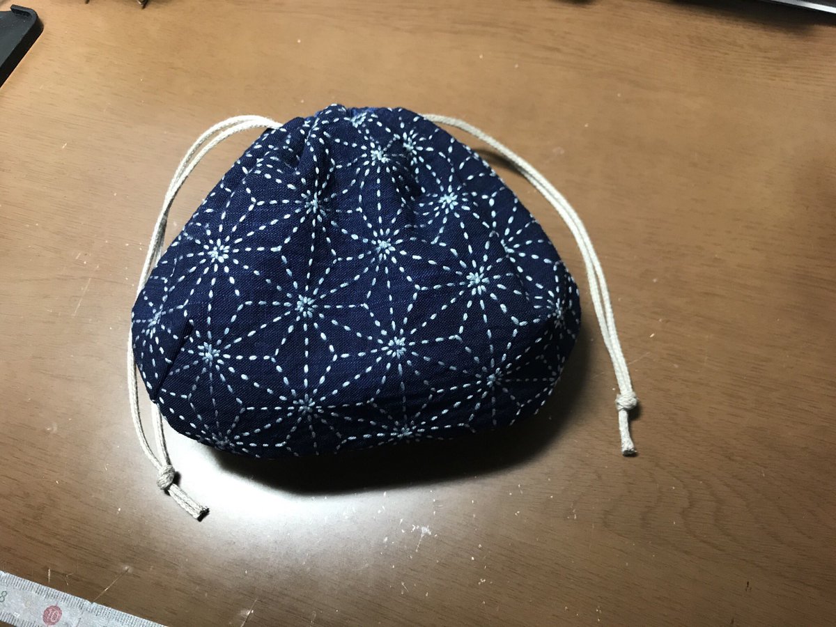 nana_sashiko's tweet photo. 麻の葉と七宝を刺した生地を使ってしじみ巾着を作りました。紐を引っ張ってキュッとした時のフォルムが堪りません😍
#刺し子 #麻の葉 #七宝 #snowwing #しじみ巾着 https://t.co/4NljTV0KjF