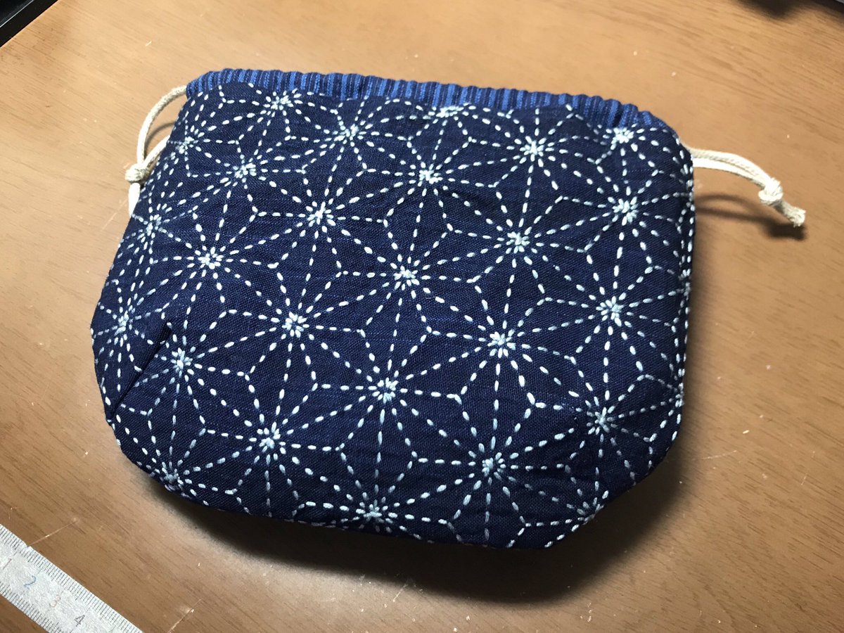 nana_sashiko's tweet photo. 麻の葉と七宝を刺した生地を使ってしじみ巾着を作りました。紐を引っ張ってキュッとした時のフォルムが堪りません😍
#刺し子 #麻の葉 #七宝 #snowwing #しじみ巾着 https://t.co/4NljTV0KjF
