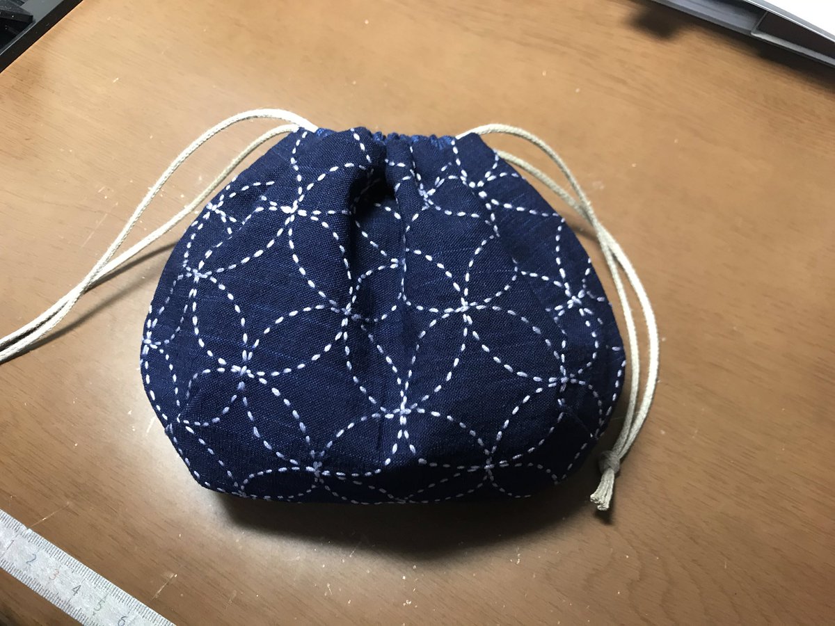 nana_sashiko's tweet photo. 麻の葉と七宝を刺した生地を使ってしじみ巾着を作りました。紐を引っ張ってキュッとした時のフォルムが堪りません😍
#刺し子 #麻の葉 #七宝 #snowwing #しじみ巾着 https://t.co/4NljTV0KjF