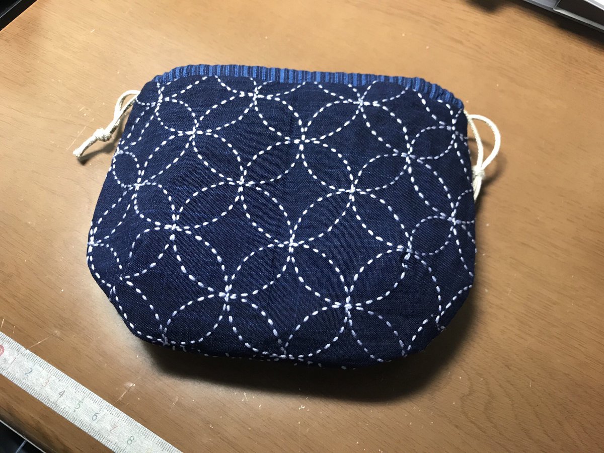 nana_sashiko's tweet photo. 麻の葉と七宝を刺した生地を使ってしじみ巾着を作りました。紐を引っ張ってキュッとした時のフォルムが堪りません😍
#刺し子 #麻の葉 #七宝 #snowwing #しじみ巾着 https://t.co/4NljTV0KjF