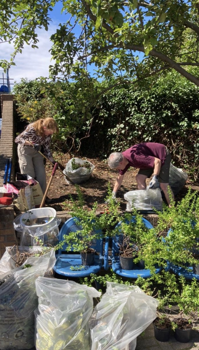 RepowerLondon's tweet photo. The @EnergyGardenLDN volunteers are certainly making the most of the sunshine!
Together, they're #ChangingStations across London, greening communities and preparing to #BuildBackBetter.
GO, TEAM 🙌 #GrowingHomeLDN https://t.co/D5ffyfEX0p