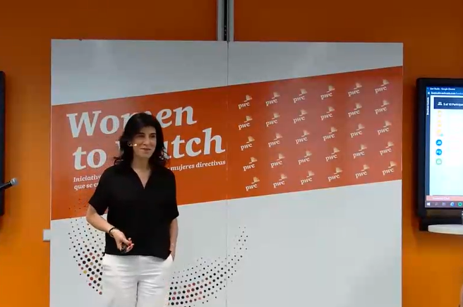 Tras la presentación de Felipe González, comienza la sesión de <a href="/pilartrucios/">Pilar Trucios</a>, fundadora de <a href="/ExperienceAhead/">Experience Ahead</a>, que apoya apoya a directivos entre 45 y 60 años a dar un cambio a su carrera, sobre #marcapersonal y marca digital. En #WomenToWatchPwC