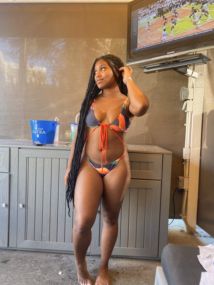president_neek's tweet photo. Shawty got the fatty, shawty be catching mood swings 🧡 https://t.co/U2thJy3QX2