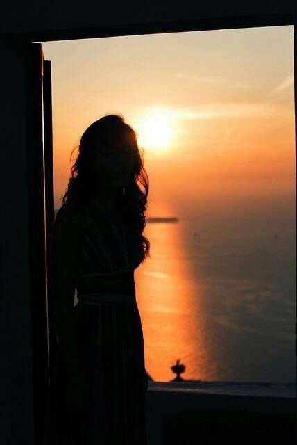 #SensazioniPoetiche
#VentagliDiParole 
Come quando è sera, ti affacci sul balcone e l’orizzonte sembra aver capito tutto di te.🌸
-Fabrizio Caramagna -

#BuonaSerataATutti