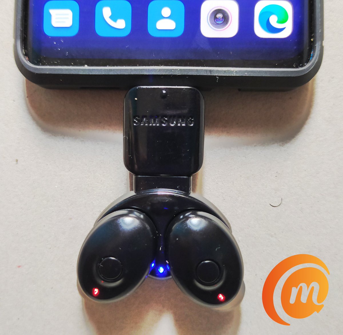 mobilitydaddy's tweet photo. Charging a pair of TWS earbuds from a smartphone, via a USB adaptor.  #usbotg #usbonthego https://t.co/NqbAMeLkxg