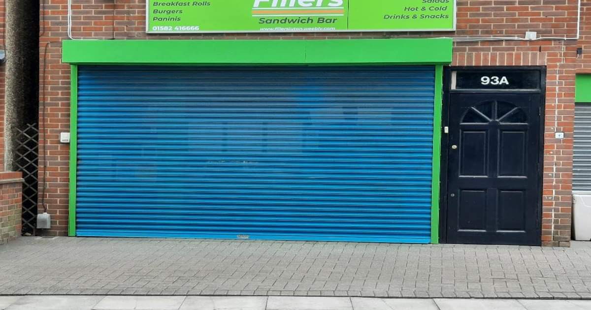 Sammylutonfc's tweet photo. Please give @kevin_oaten a follow or like/retweet this post. He’s started a new business up in Luton, dry cleaning driveways/forecourts. He recently cleaned our forecourt outside our sandwich bar. Fantastic job! https://t.co/QiChLVVp3I https://t.co/mOl0PCCU6j