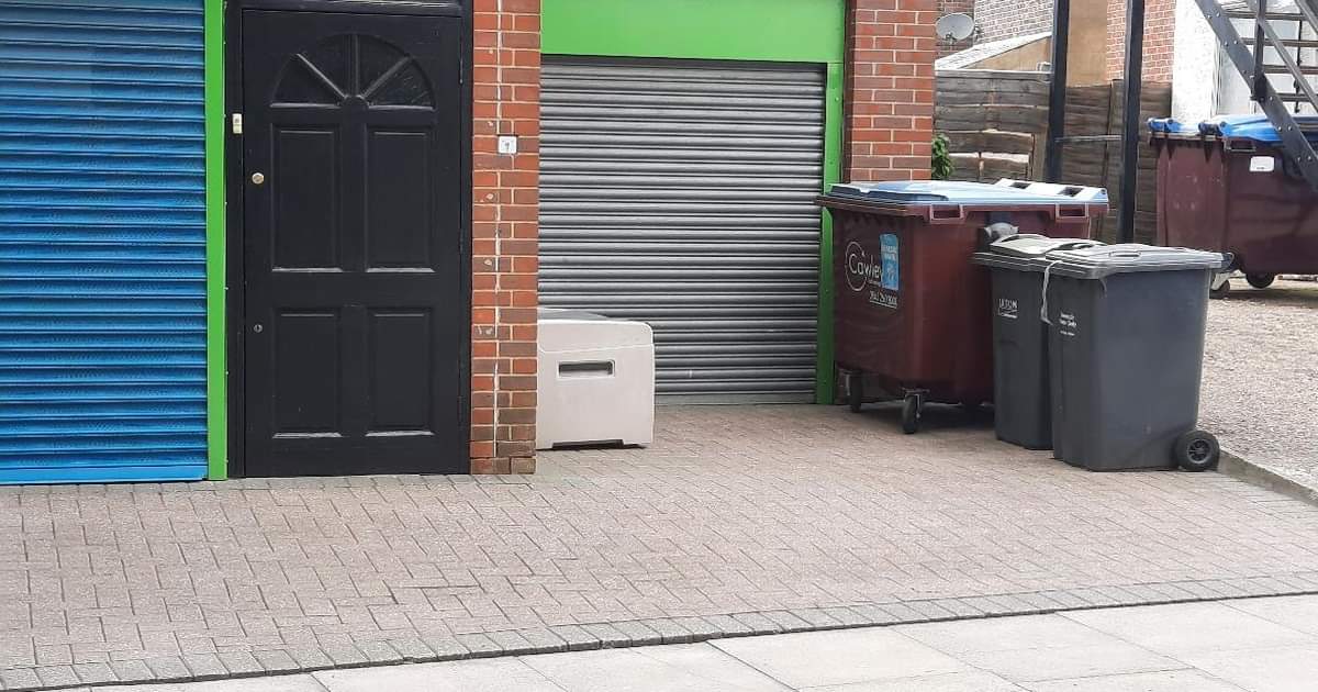Sammylutonfc's tweet photo. Please give @kevin_oaten a follow or like/retweet this post. He’s started a new business up in Luton, dry cleaning driveways/forecourts. He recently cleaned our forecourt outside our sandwich bar. Fantastic job! https://t.co/QiChLVVp3I https://t.co/mOl0PCCU6j