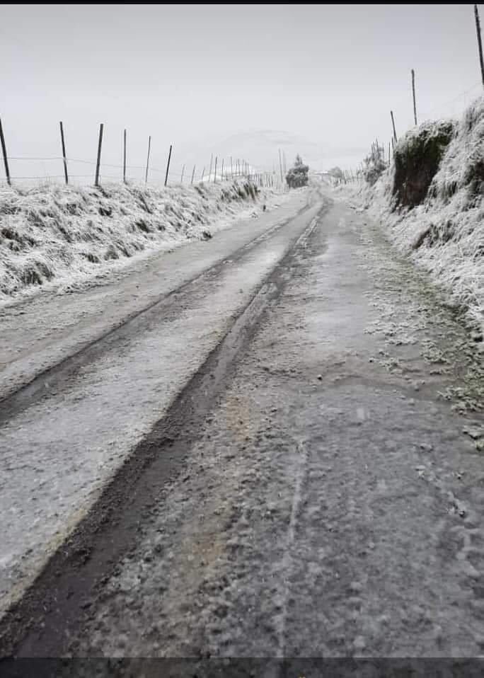 Gustavo8LS's tweet photo. Nevando en La Urbina, la frontera entre AMBATO - RIOBAMBA 🤩 https://t.co/ZevYDY97g1
