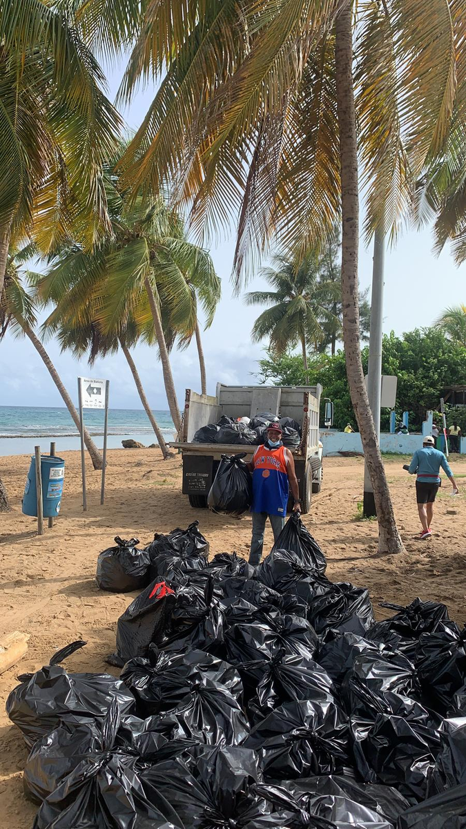 DRNAGPR's tweet photo. Hoy estuvimos recogiendo la basura en el área de The Reef en Piñones con la ayuda de @LimPiaR_Project. Les recordamos que si los zafacones están llenos, NO dejen basura tirada en la arena. Nuestros recursos naturales se lo van a agradecer. 🌎🏖️☀️ #LlévameContigo https://t.co/wOBlLqs3Ql