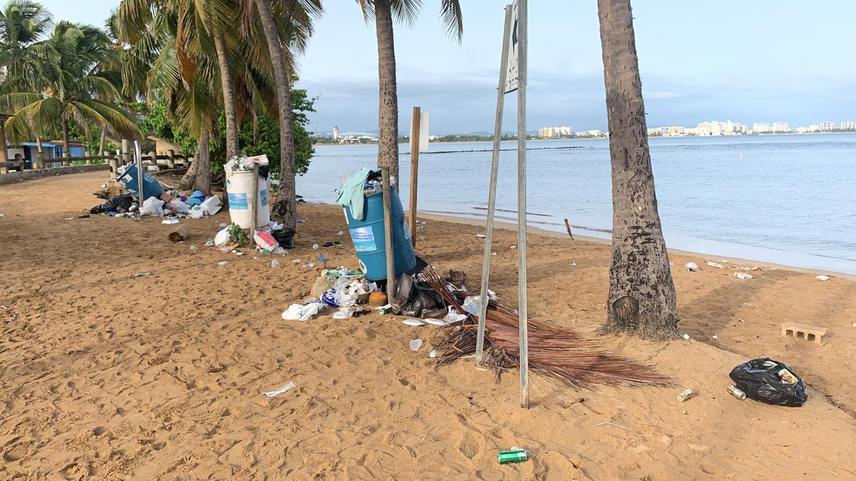 DRNAGPR's tweet photo. Hoy estuvimos recogiendo la basura en el área de The Reef en Piñones con la ayuda de @LimPiaR_Project. Les recordamos que si los zafacones están llenos, NO dejen basura tirada en la arena. Nuestros recursos naturales se lo van a agradecer. 🌎🏖️☀️ #LlévameContigo https://t.co/wOBlLqs3Ql