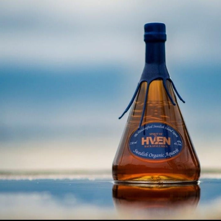 Have you ever tried the Hven Organic Aquavit? The fresh spirit is oak matured both prior and after distillation giving extra depth to the soft fudge, vanilla character. Delicious on it's own or with tonic! A summer favourite. <a href="/Spiritofhven/">Spiritofhven</a> <a href="/AmathusDrinks/">Amathus</a> #Aquavit #Sweden #spirit