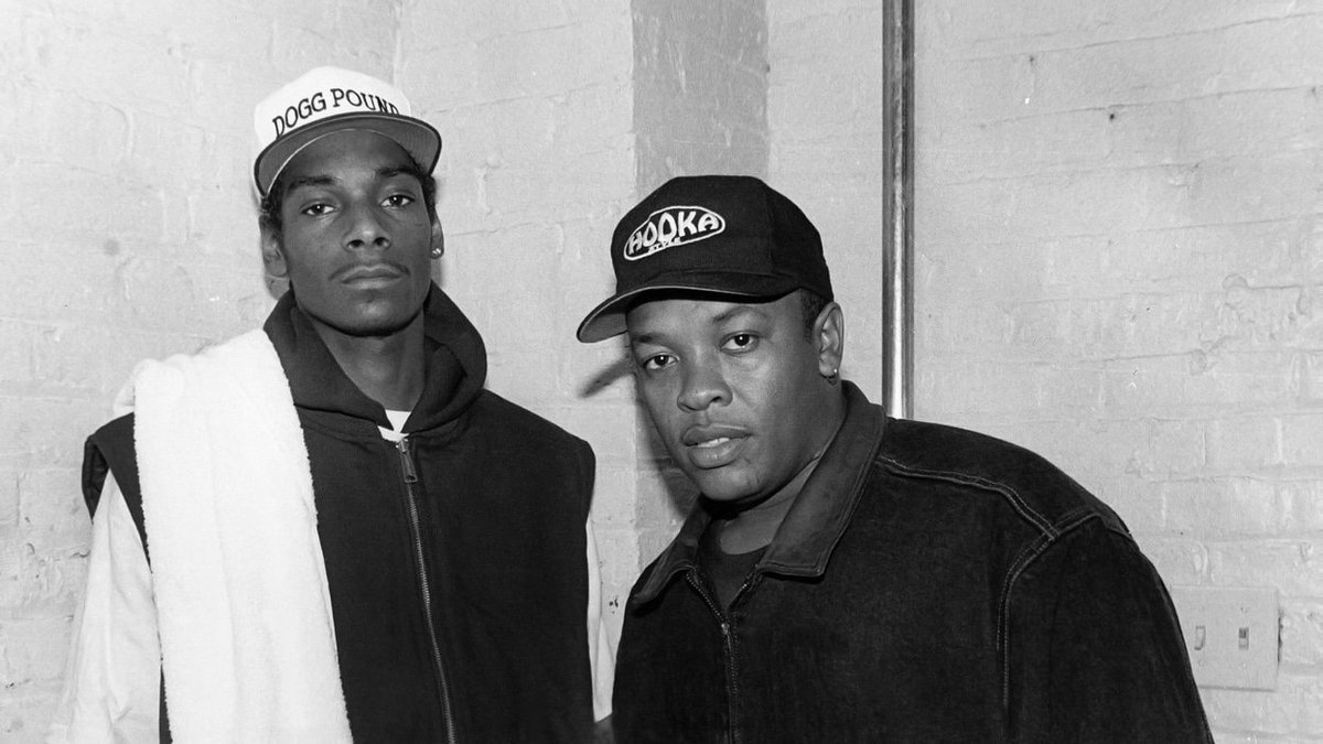 C'est donc, dès le départ, sur un tas de cendres qu'est créé l'un des labels les plus importants de l'histoire du rap américain, qui va malgré tout participer à l'épopée du gangsta rap et du g-funk, jusqu'à amener ces styles au panthéon de la musique et du Billboard.