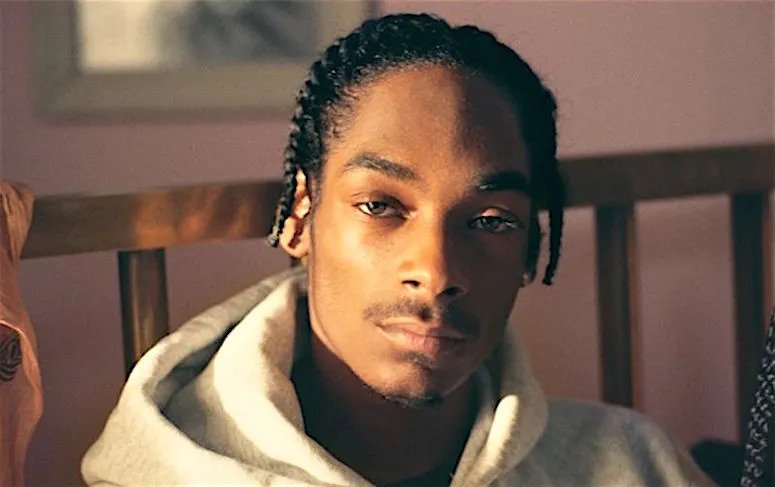 Mais surtout, ce tube fait la part belle à Snoop Dogg, jeune rappeur à l'attitude lay back et à la philosophie 100% Long Beach, qui s'apprête à rapidement devenir une superstar mondiale.