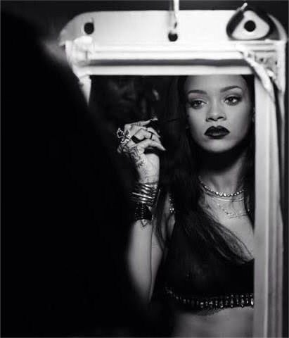 Rihanna sliding CL a gift (2016) & sliding into her DM’s (2019) 