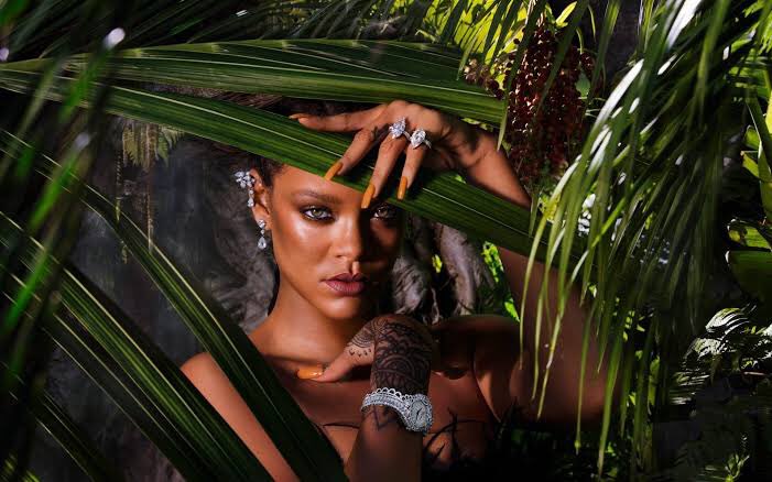Rihanna sliding CL a gift (2016) & sliding into her DM’s (2019) 
