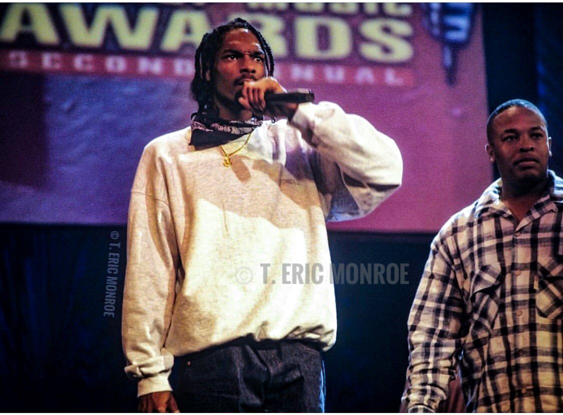 Des tensions qui aboutiront aux assassinats de Pac et Biggie, qui font en partie écho à la cérémonie des Source Awards tenue à New York en 1995. Une remise de prix marquée par les provocations de Suge et Snoop Dogg. "The East Coast ain’t got no love for Dr Dre & Snoop Dogg ?"