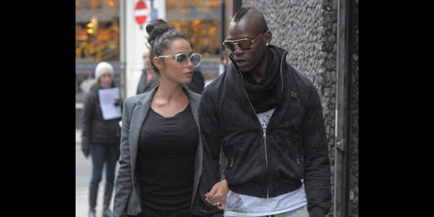 5 - En 2012, Mario, joueur de Manchester City, est aperçu avec sa maîtresse dans la rue pendant que sa femme était en Italie. Sa maîtresse expliquera que Mario lui envoyait souvent des msg, qu'il ne tenait pas 1 semaine sans sexe et qu'il aimait également se faire maquiller...