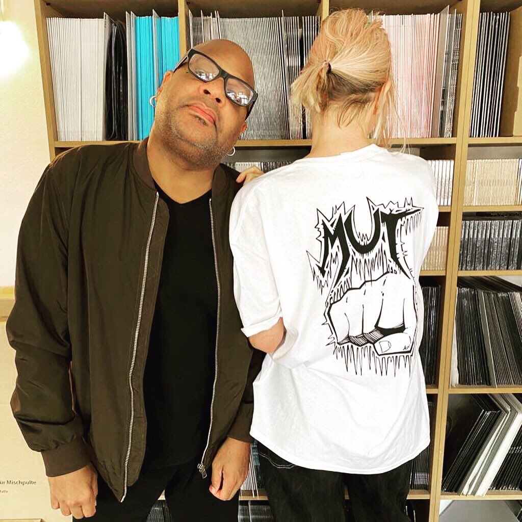 alan_oldham's tweet photo. At the @BPitchControl offices showing off my latest t-shirt design modeled by the queen @ellenallien! #mut #courage #tshirt #punkrockdesign #hardcore #gabber #bpitchcontrol #oldhamindustries #art #design #blackart #detroittechno #berlintechno https://t.co/QrLn856ys7
